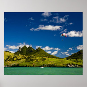 Parasailing mit Blick auf die beeindruckende Löwe Poster