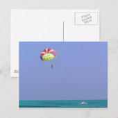 Parasailing über dem blauen Wasser Postkarte (Vorne/Hinten)