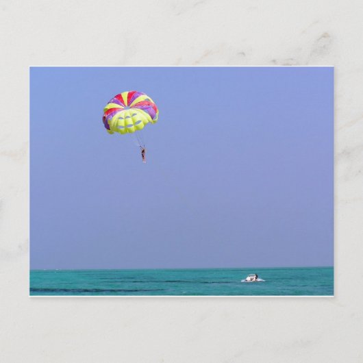 Parasailing über dem blauen Wasser Postkarte (Vorderseite)