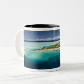 Parasailing über der schönen Lagune von Bora 3 Zweifarbige Tasse (Vorderseite Links)