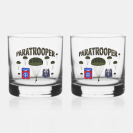 Paratrooper, 82. Im Flugzeug Whiskyglas