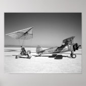 Paresev 1-A auf Lakebé mit Tow-Flugzeug Poster (Vorne)