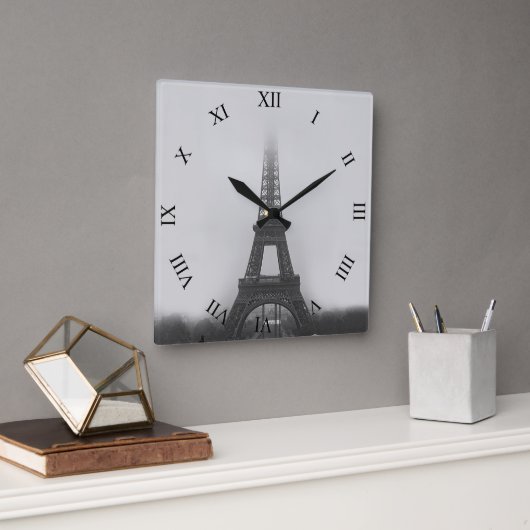 Paris Eiffel Tower Fog B&W Square Wall Clock Quadratische Wanduhr (Büro)