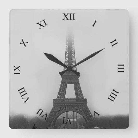 Paris Eiffel Tower Fog B&W Square Wall Clock Quadratische Wanduhr (Vorderseite)