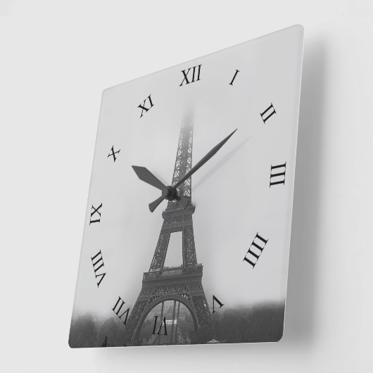 Paris Eiffel Tower Fog B&W Square Wall Clock Quadratische Wanduhr (Winkel)