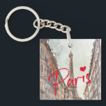 Paris Eiffel Tower Schlüsselanhänger<br><div class="desc">Dieser elegante Schlüsselanhänger verwendet ein Aquarellbild des Eiffelturms, das durch eine Seitenstraße zu sehen ist - Erinnerungen von Reisen in Paris und das französische Straßenleben! Das Wort "Paris" in leuchtend rot mit einem Herz fügt eine schöne, stilvolle und moderne Touch hinzu - Sie können den Text einfach neu formatieren, löschen,...</div>