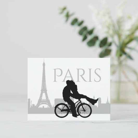 Paris Skyline Eiffel Tower Couple Liebe Grau, Weiß Postkarte (Stehend Vorderseite)