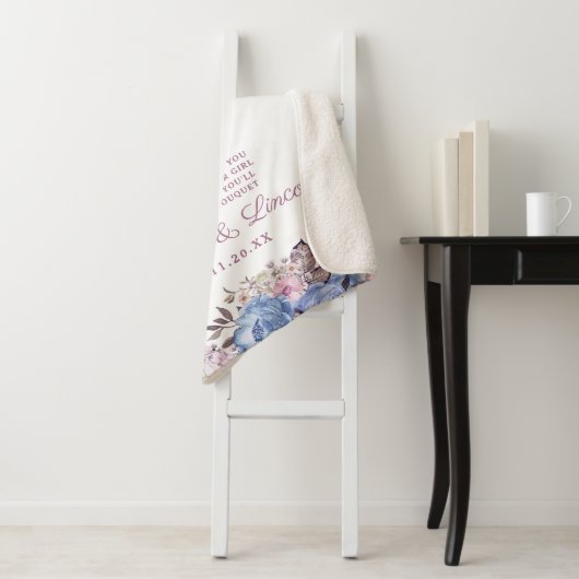 Pariser Charm Blumenzitat Blauer und rosa Chic Flo Sherpadecke (Beispiel)