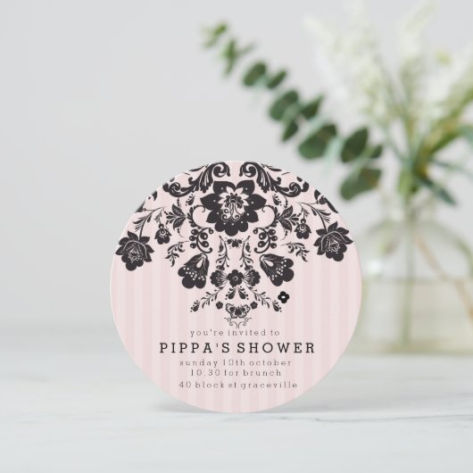 Pariser Chic-Blumendusche Einladung (Stehend Vorderseite)