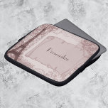 Pariser Rosa-Laptop Laptopschutzhülle<br><div class="desc">Schützen Sie Ihren Laptop während Ihres Aufenthalts mit diesem verführerischen Ärmeldesign mit einem Pariser Design, das mit Porto und Rollen geschmückt ist und mit dem Eiffelturm in Rosa vervollständigt wurde. Mit dem anpassbaren Text können Sie Schriftart ändern, Textfarben und -größen nach Ihren Wünschen ändern. Personalisieren Sie sich selbst oder machen...</div>