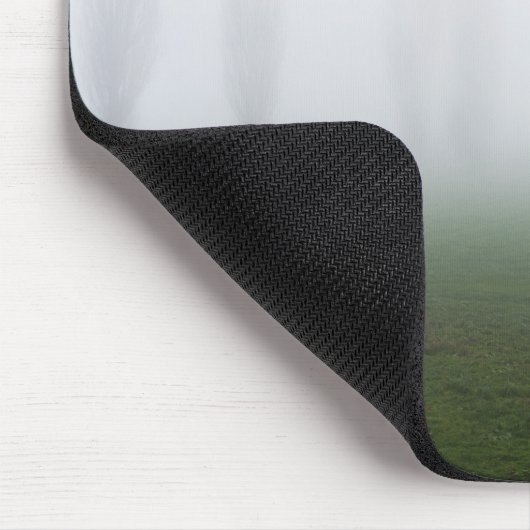 Park bedeckt mit dicken Nebeln Mousepad (Ecke)