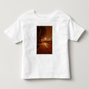 Park in einer nebligen Nacht, dekoriert für Weihna Kleinkind T-shirt