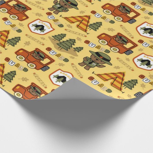 Park Ranger Bear Pattern Geschenkpapier (Ecke)