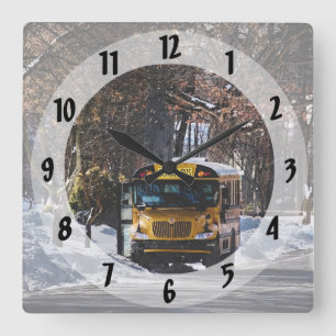 Parked School Bus in Winter Quadratische Wanduhr