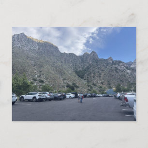 Parkplatz mit Panoramablick auf die Berge mit Auto Postkarte
