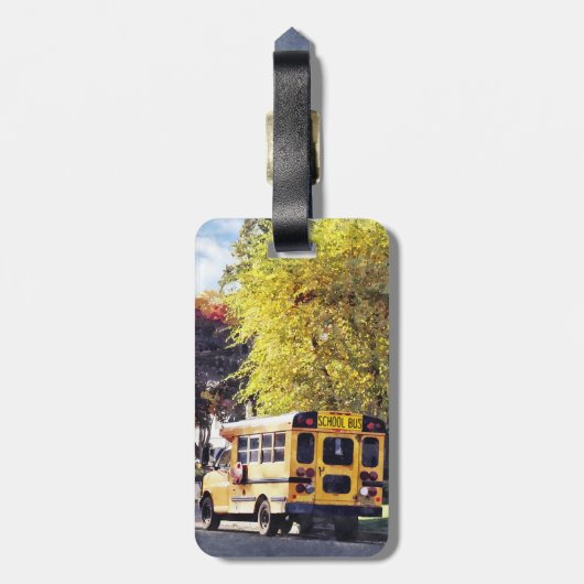 Parkplatz-Schulbus im Herbst Gepäckanhänger (Rückseite vertikal)