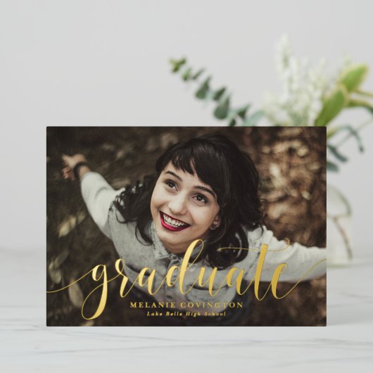 Partei für die Graduierung von Whimsical Calligrap Folieneinladung (Stehend vorne)