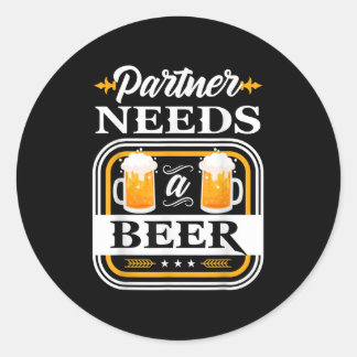 Partner brauchen eine Bierbraut und Biertrinker Runder Aufkleber