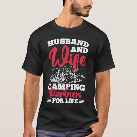 Partner für das Camping von Ehegatten und Ehefraue T-Shirt (Vorderseite)