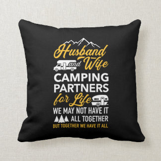 Partnerleben im Camping von Ehemann und Ehefrau Kissen