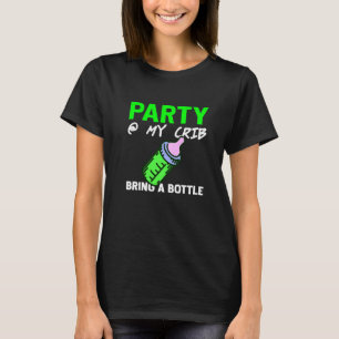 Party an meinem Kühlschrank bringen ein kleines Ge T-Shirt