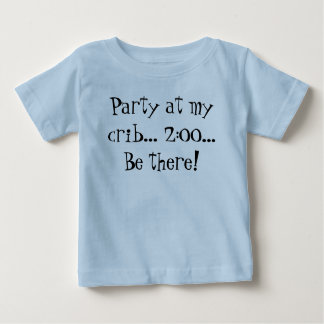 Party an meiner Krippe… 2:00… Seien Sie dort! Baby T-shirt