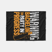 Party Bachelor in Progress Groomsquad Groomad Squa Fleecedecke (Vorderseite (Horizontal))