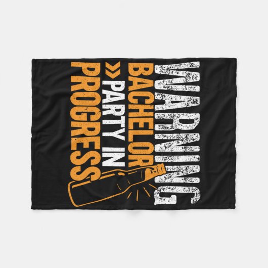 Party Bachelor in Progress Groomsquad Groomad Squa Fleecedecke (Vorderseite (Horizontal))