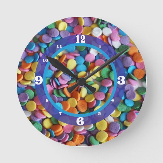 Party Candy Dots Numbered Runde Wanduhr (Vorderseite)