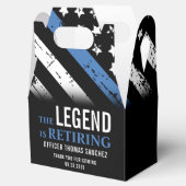 Party für das Zurückhalten der Flagge mit der blau Geschenkschachtel (Geöffnet)