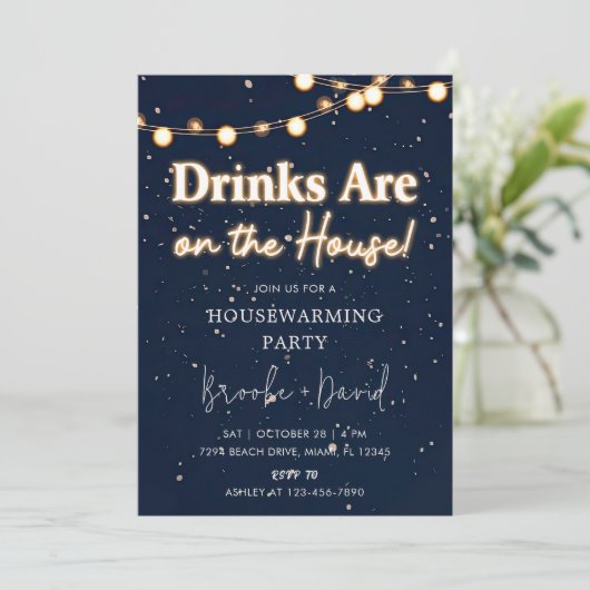 Party-Getränke für die Hausarbeit sind im Haus Einladung (Stehend Vorderseite)