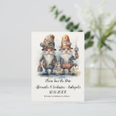 Party Gnomes Save the Date Postkarte (Stehend Vorderseite)
