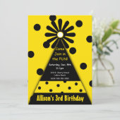 Party-Hut mit Gelb- und Schwarzpolka-Punkten Einladung (Stehend Vorderseite)