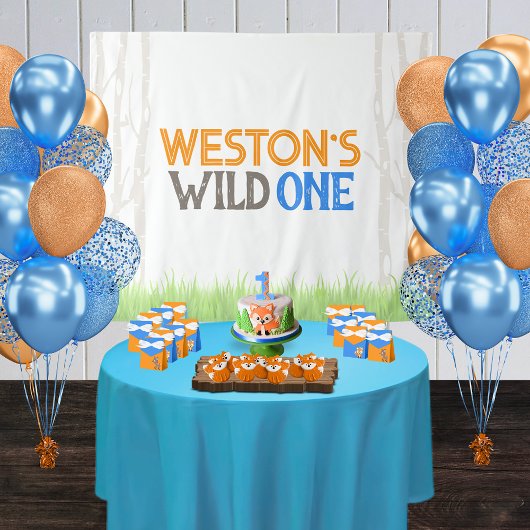 Party im Hintergrund des Wald-One-Forest-Baumes Wandteppich