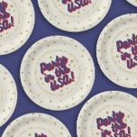 Party in den USA 4. Juli Dekorationen Pappteller<br><div class="desc">Feiern Sie am 4. Juli stilvoll mit dieser lustigen Papiertafel. Mit der Phrase "Party in den USA" in einem lustigen Schriftart mit patriotischen Farben und goldenen Sternen. Passen Sie Ihre Feierlichkeiten an.</div>