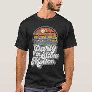 Party in Slow Motion Retro Lustiges Pontoon-Boot B T-Shirt