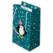 Party Pinguin mit Confetti Hintergrund Kleine Geschenktüte (Rückseite Schrägansicht)