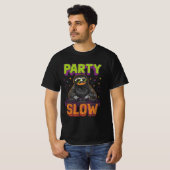 Party Slow - Funny Sloth DJ T - Shirt (Vorne ganz)