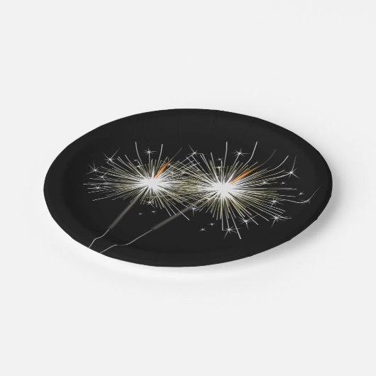 Party-Sparkler auf der schwarzen Papierplatte Pappteller (Schrägansicht)