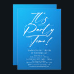 Party Time 40. Geburtstag Party Einfache Eleganz Einladung<br><div class="desc">Es ist Party Time 40th 40th Birthday Party Simple Elegant Invitation Invite weist ein minimalistisches Design mit dem Text "It's Party Time!" in moderne weiße Kalligrafie-Schrift Typografie und personalisiert unten mit Ihrem benutzerdefinierten Text auf einem blauen Hintergrund. Der bearbeitbare Schriftart kann in Stil und Farbe geändert werden. Entworfen von ©...</div>