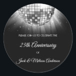 Party zum 25. Geburtstag der Hochzeit Silver Disco Runder Aufkleber<br><div class="desc">Silver 25th Wedding Jubiläum Party Silver Disco Ball Party Stickers. Die silbernen und schwarzen 25-jährigen Hochzeitsticker sind perfekt für ein modernes 25-jähriges Hochzeitsjubiläum Party.</div>