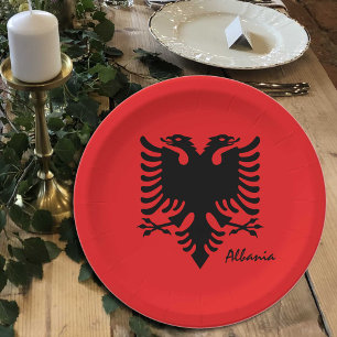 Partys-Patrioten unter albanischer Flagge und Alba Pappteller