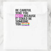 Pass auf, wen du hasst! quadratischer aufkleber (Tasche)