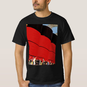 Passagiere eines alten Kreuzfahrtschiffs winken zu T-Shirt