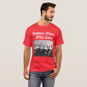 Passen Sie auf: Nonnen… mit Gewehren T-Shirt (Vorne ganz)