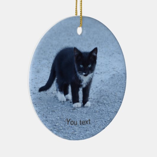 Passen Sie das schwarz-weiße Tuxedo Kätzchen an Keramik Ornament (Rechts)