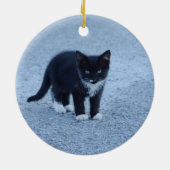 Passen Sie das schwarz-weiße Tuxedo Kätzchen an Keramik Ornament (Hinten)