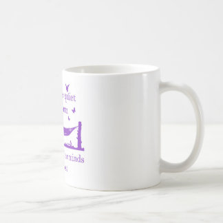 Passen Sie den ruhigen Bücherwurm auf (lila) Kaffeetasse