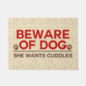 Passen Sie vom Hund auf, den sie Umarmungen will Fußmatte (Vorderseite)