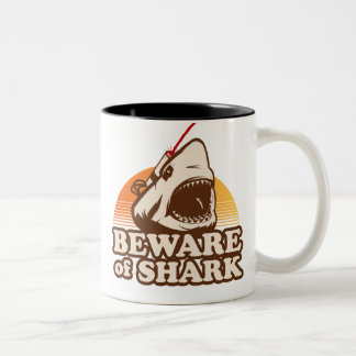 Passen Sie von den Haifischen mit Frickin Zweifarbige Tasse